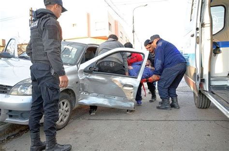 Conductora de automóvil resultó lesionada tras fuerte colisión en