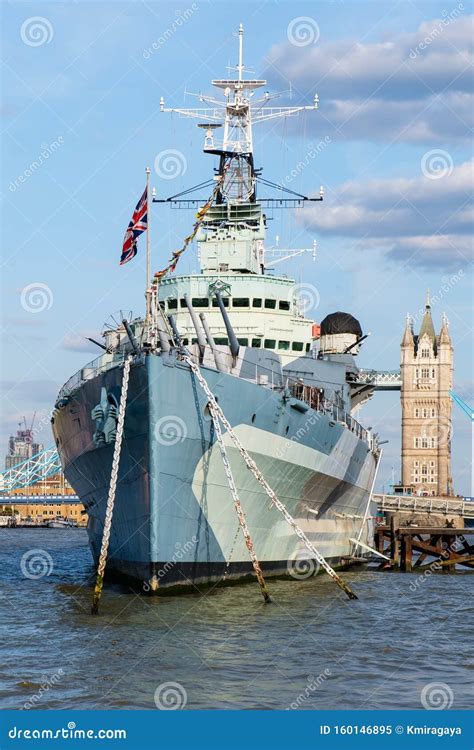 O Navio De Guerra Hms Belfast Ancorado Perto Da Ponte Torre No Rio