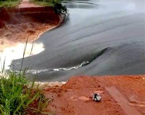 Barragem Se Rompe Em S O Jos Do Rio Claro Foto Reprodu O S