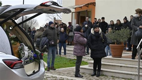 Folla E Commozione Per L Ultimo Saluto A Junior Il Figlio Del Pastore