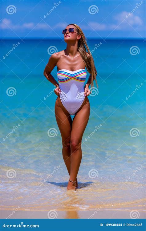 Modelli In Costume Da Bagno Bianco Che Posa Alla Spiaggia Fotografia