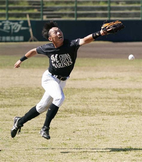 ＜ロッテキャンプ＞外野でボールを追う高部（撮影・長久保 豊）＝6日、沖縄･石垣島 ― スポニチ Sponichi Annex 野球