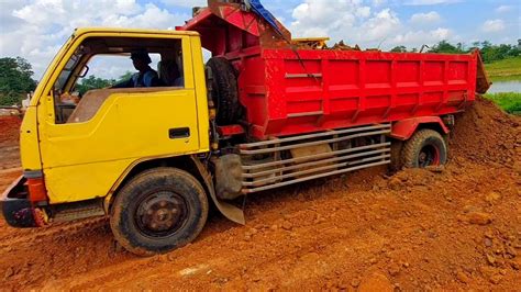 Dump Truk Umplung Terpuruk Amblas Parah Saat Mundur Jomplang Muatan