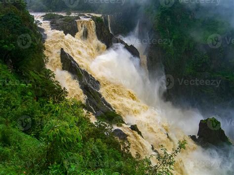 o barron cai uma cachoeira íngreme em cascata no rio barron, localizada