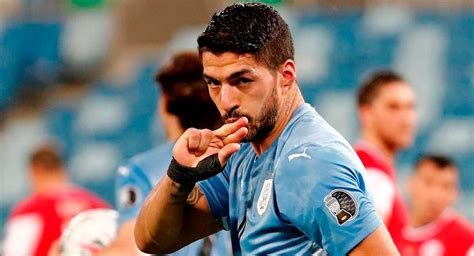 Suárez y Valverde encabezan la lista de Uruguay para el Mundial de