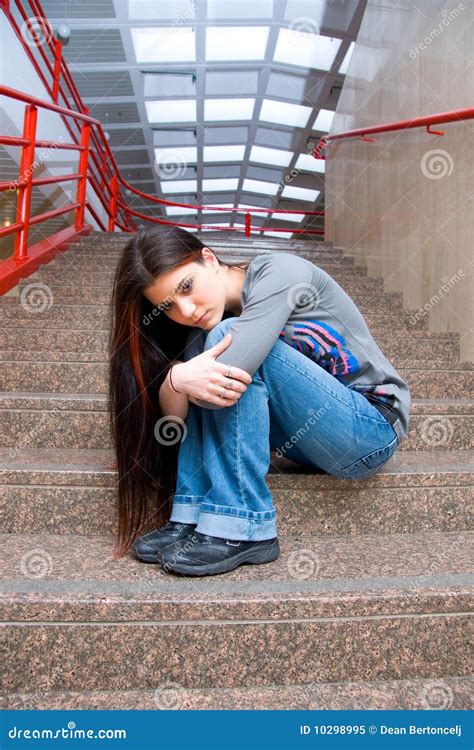 Menina Adolescente Triste Em Escadas Da Escola Imagem De Stock Imagem