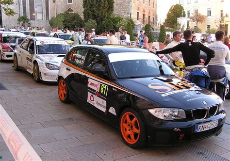 BMW 1-er wartet auf die Finish-Zeremonie des Intercontinental Rallye ...