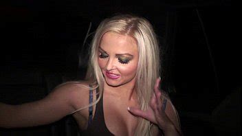 Hermosa chica rubia Gangbang PÚBLICO a través de la ventanilla del coche XVIDEOS