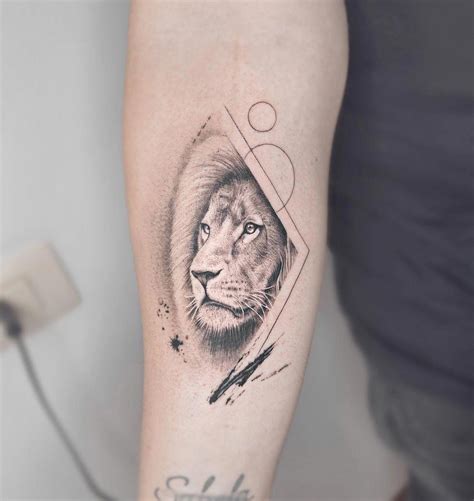 15 tatuajes de leones realistas de familia Rey León mandalas