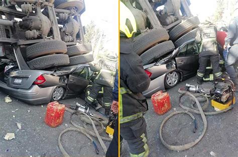 Edoméx Cae tráiler de un puente y aplasta tres automóviles hay