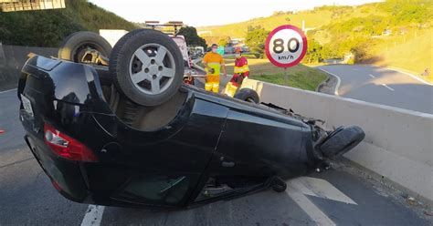 Rádio Acesa FM VR Carro capota na Dutra em Barra Mansa RJ