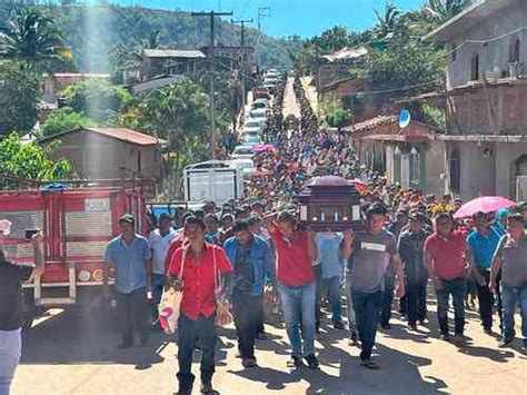 La Jornada Acuden 2 mil al sepelio del líder de la UPOEG en San Luis