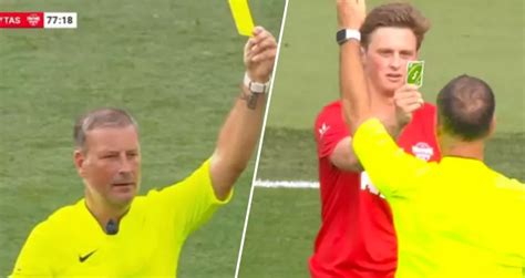 Foot Il Sort Une Carte Uno Reverse L Arbitre