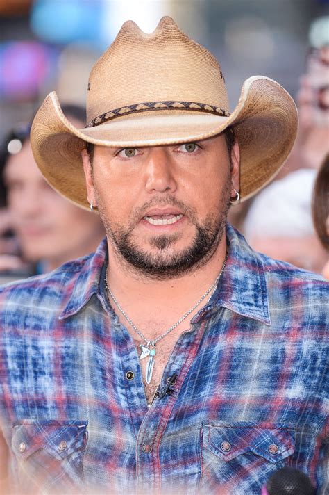 Fans of Jason Aldean worried as singer suffers health scare on stage