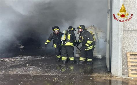 Incendio A Milano Fiamme In Una Ditta Chimica