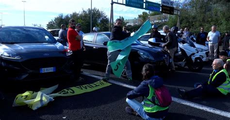 Attivisti Per Il Clima Bloccano Il Gra Gli Automobilisti Infuriati Li