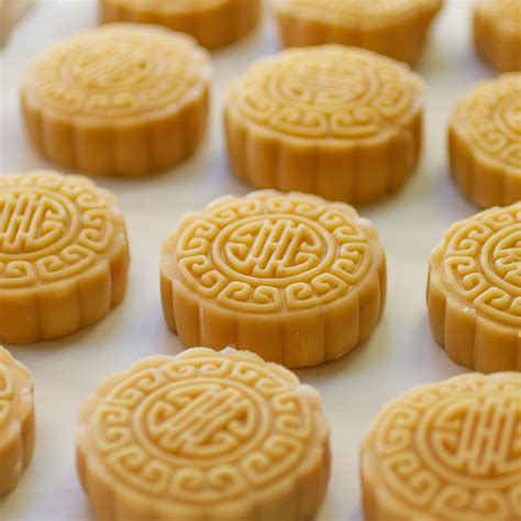 Mooncake with Sweet Lotus Paste (Banh Trung Thu Nhan Hat Sen) — Vicky Pham