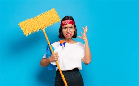 Joven Latina Gritando Con Las Manos En Alto Sinti Ndose Furiosa Frustrada Estresada Y Molesta