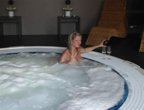 Amateur Jacuzzi Babe S Big Tits Photo 3 7 X3vid