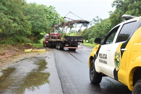 Acidente caminhão mata 80 da carga viva de frangos na PR 323 em