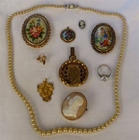 Ensemble De Bijoux Fantaisie Anciens Dont Cam E Et Broches Plaques De