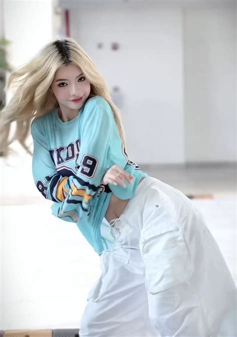 CiiN khoe vòng 3 tràn màn hình Ngô Đình Nam giữ của vội che liền bị móc xỉa Hot KOLs Đời
