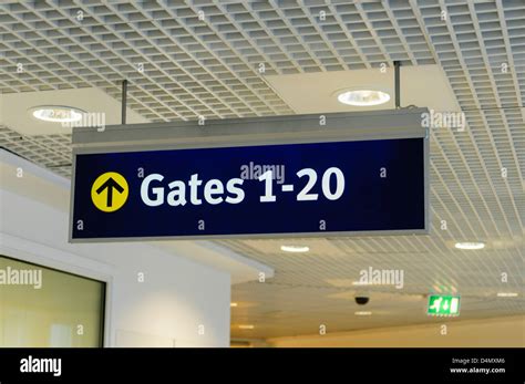 Arrival departure signs hi-res stock photography and images - Alamy