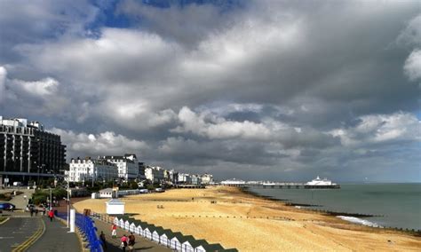 Eastbourne Beach - Photo "the beach of Eastbourne, still in sunshine but a gathering cloudlayer ...