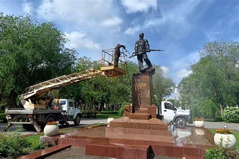 В Астрахани ко Дню Победы моют памятники - МК Астрахань