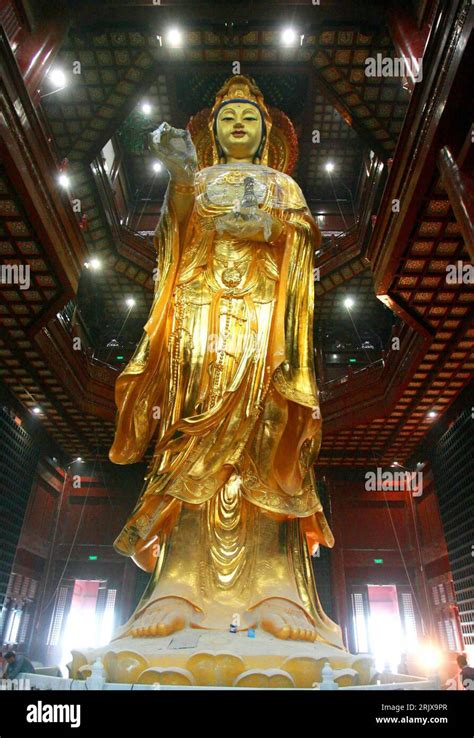 Guanyinstatue Hi Res Stock Photography And Images Alamy