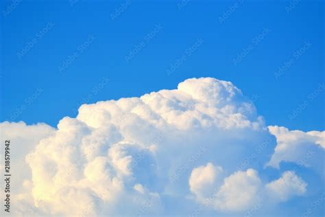 Foto De 真夏の青空に立ちのぼる積乱雲（入道雲） Do Stock Adobe Stock