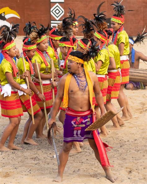 Jovens Naga Tribesmen E Mulheres Tocando Sua Música Tradicional E