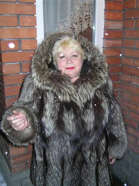 Pin by Evgen on Дама в мехах 23 Fox fur coat Fur coat Older women