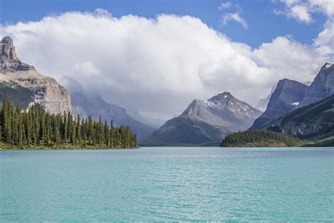 Emerald Colored Water Of Maligne Lake In Jasper National Park Alberta Canada [oc][2048 X 1365