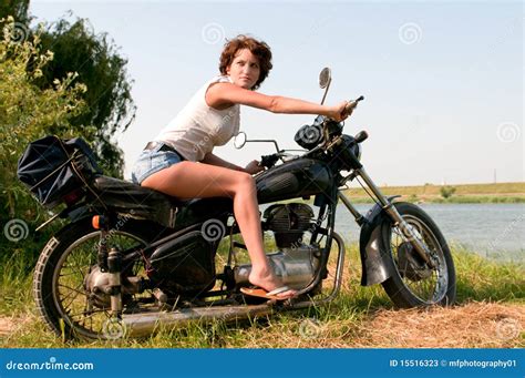 Fille de moto image stock Image du extérieur verticale 15516323