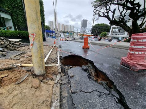 Cratera Surge Na Avenida São João E Interdita Quarteirão Da Via Nesta