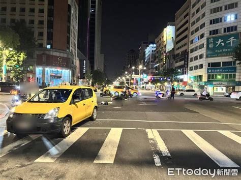 機車撞左轉小黃「車頭毀容」6人送醫 驚悚碰撞畫面曝：零件噴散 Ettoday社會新聞 Ettoday新聞雲