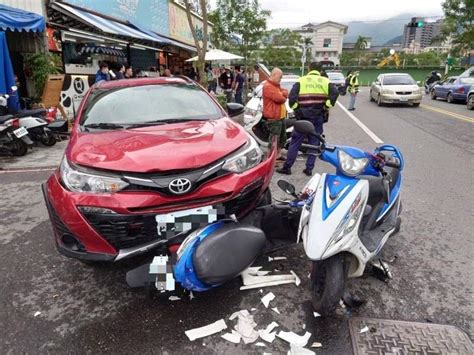 又是酒駕 宜蘭縣礁溪鄉育才路，今天早上10點多發生一起車禍 林男46歲酒後開車連撞路旁7輛機車，並駛上人行道造成2名路人也因閃避不及遭撞傷，警消獲報前往救援，31歲張男、41歲陳男肢體多處