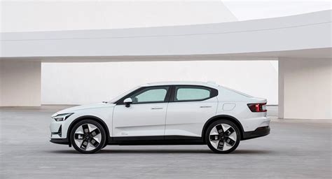 Polestar 2 se renueva con más tecnología y rendimiento eléctrico