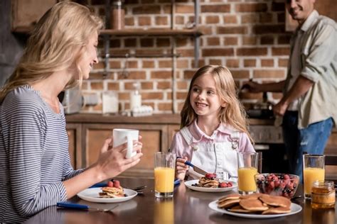 Famille Heureuse Prenant Son Petit D Jeuner Dans La Cuisine Maman Et Sa