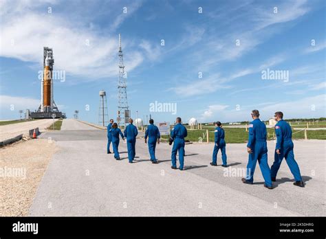 Les Astronautes Et Les Candidats Astronautes Marchent Vers La Fusée