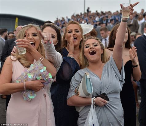 Grand National 2016’s Aintree Ladies Day Sees Racegoers Put On A Stylish Display Daily Mail Online