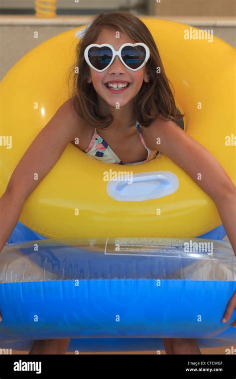 Mädchen 10 jahre alt bikini Fotos und Bildmaterial in hoher Auflösung Alamy