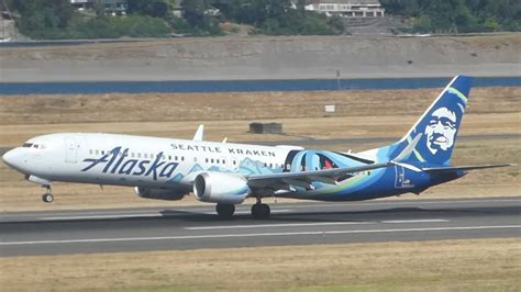 Alaska Airlines Boeing 737 MAX 9 N915AK Seattle Kraken Livery