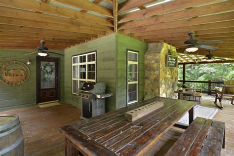 Ellijay GA Cabins | North GA Cabin Rentals with Hot tub & Fire pit.