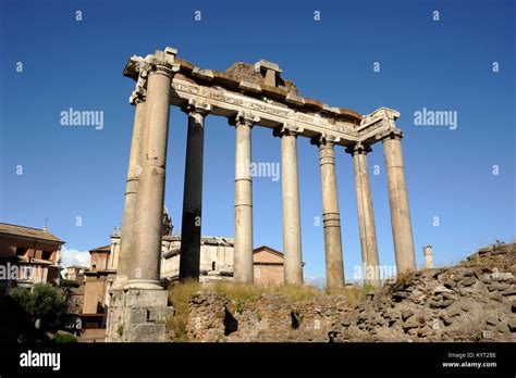 Italia Roma El Foro Romano El Templo De Saturno Fotograf A De Stock