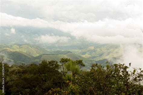 Vale Corto Vegeta O Verde Serras E Nuvens Regi O Tur Stica De