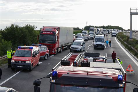 Unfall Auf A Gummib R Laster Blockiert Autobahn In Sachsen Stra E