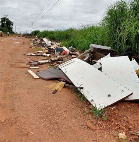 Secretaria remove lixo descartado irregularmente às margens de estrada