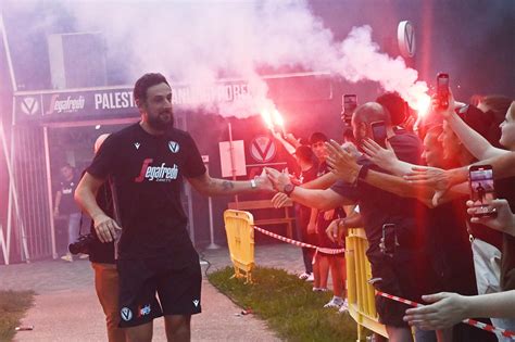 Virtus Bologna Bagno Di Folla Tra I Tifosi Per I Giocatori Video